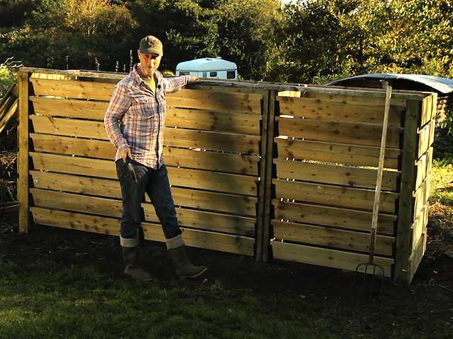 Does the New Zealand bin system need a top cover to prevent compost becoming too wet?